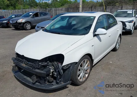 2010 Volkswagen Jetta Wolfsburg Edition z USA, uszkodzony, nr VIN 3VWRA7AJ6AM059828